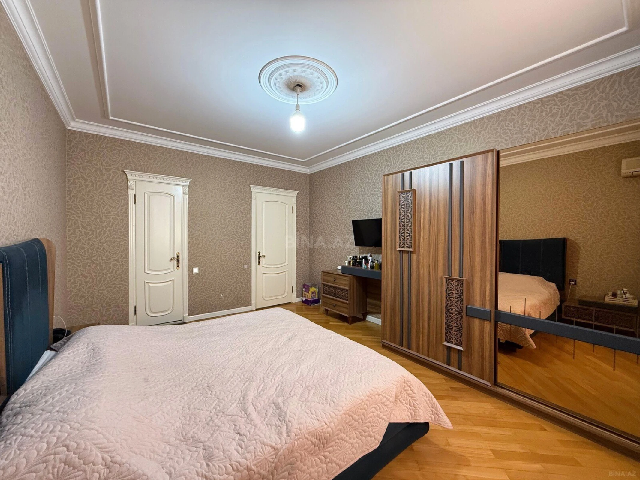 Satılır 3 otaqlı mənzil 151 m²