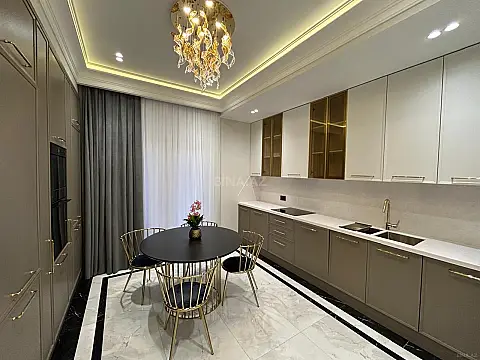 Satılır 4 otaqlı mənzil 140 m²