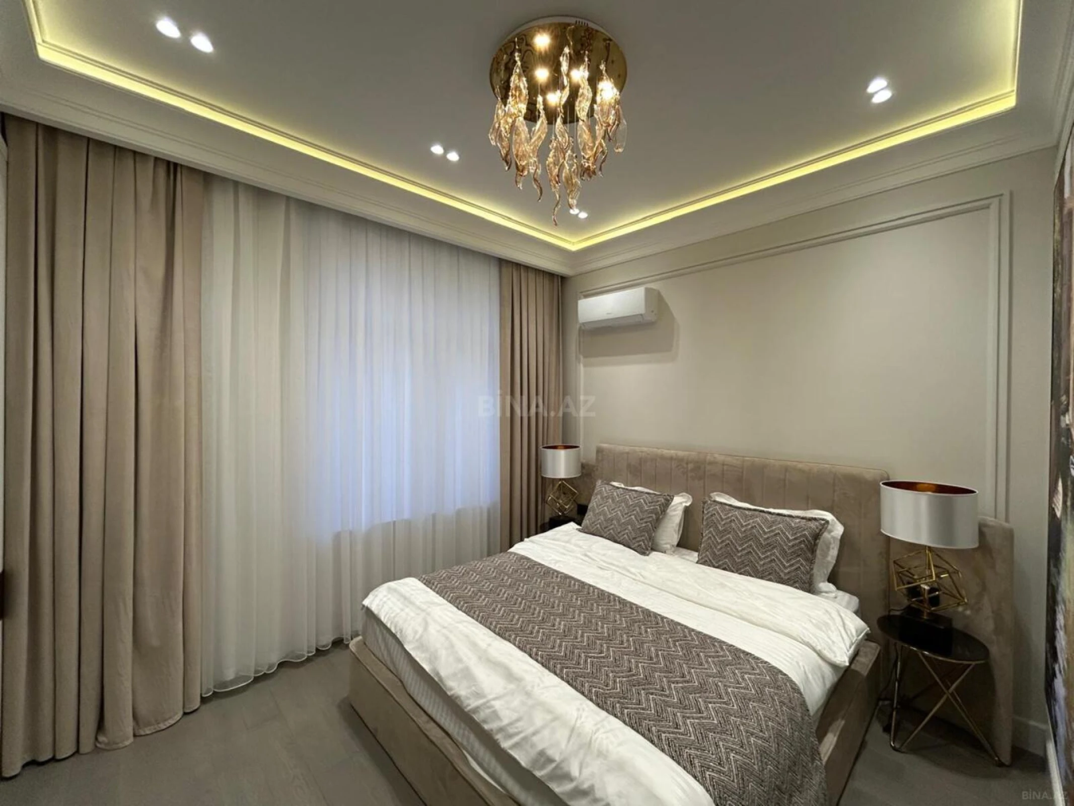 Satılır 4 otaqlı mənzil 140 m²