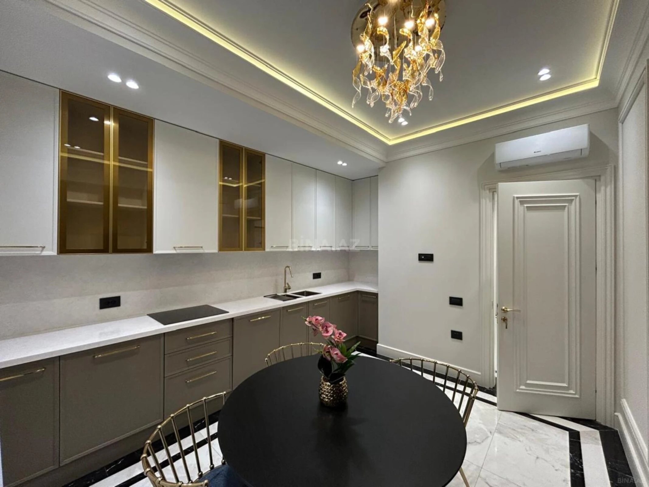 Satılır 4 otaqlı mənzil 140 m²