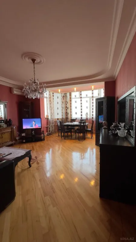 Satılır 4 otaqlı mənzil 140 m²