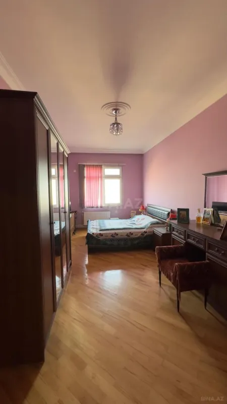 Satılır 4 otaqlı mənzil 140 m²
