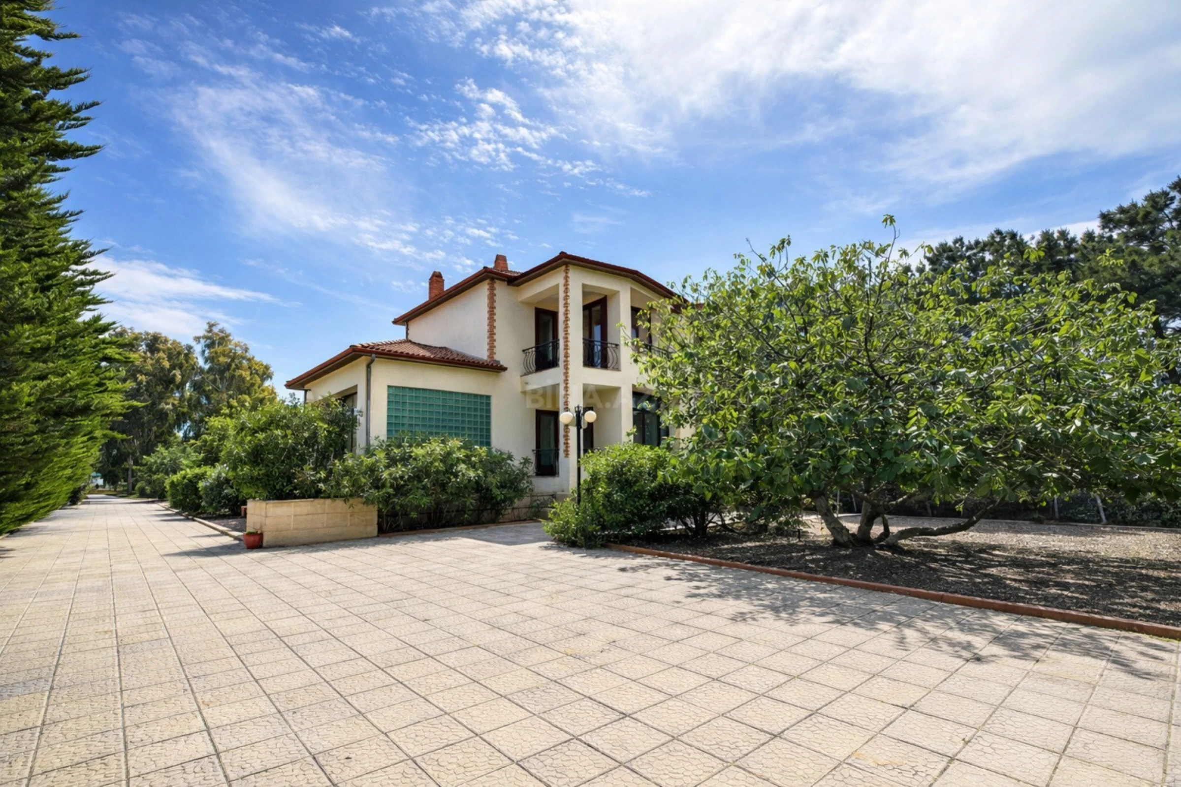 Satılır 5 otaqlı həyət evi 525 m²