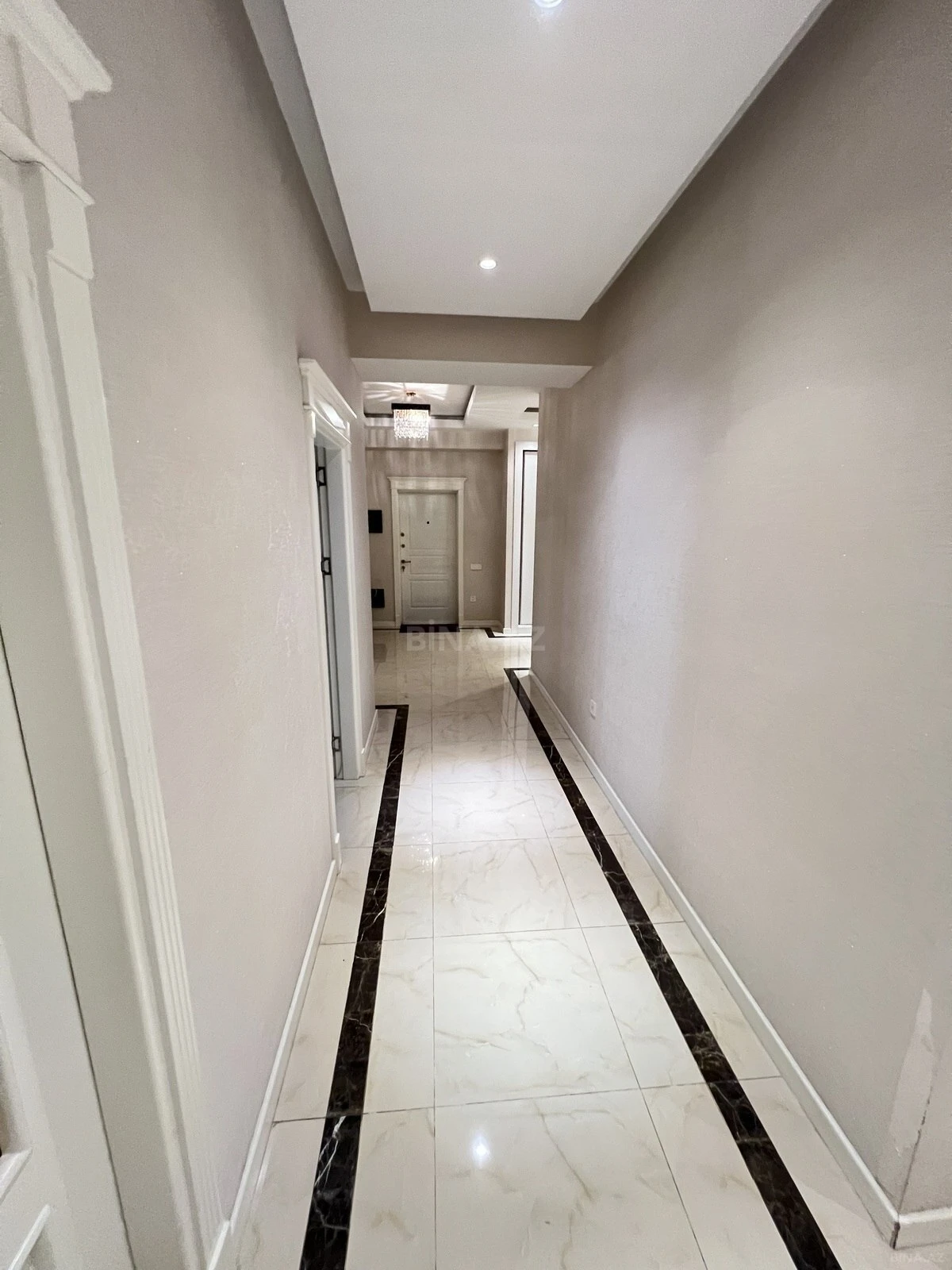 Satılır 5 otaqlı mənzil 194 m²