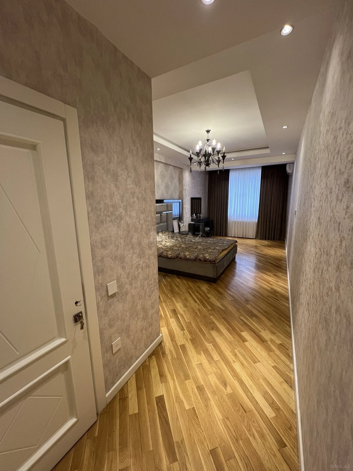 Satılır 5 otaqlı mənzil 194 m²