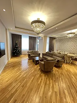 Satılır 5 otaqlı mənzil 194 m²