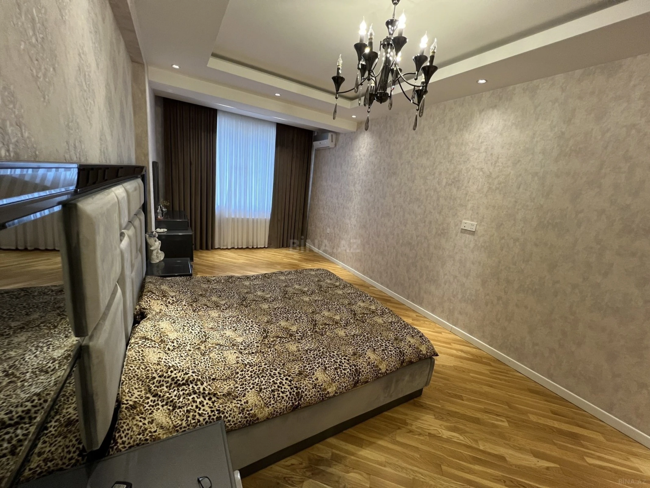 Satılır 5 otaqlı mənzil 194 m²