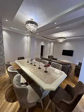 Satılır 5 otaqlı mənzil 194 m²