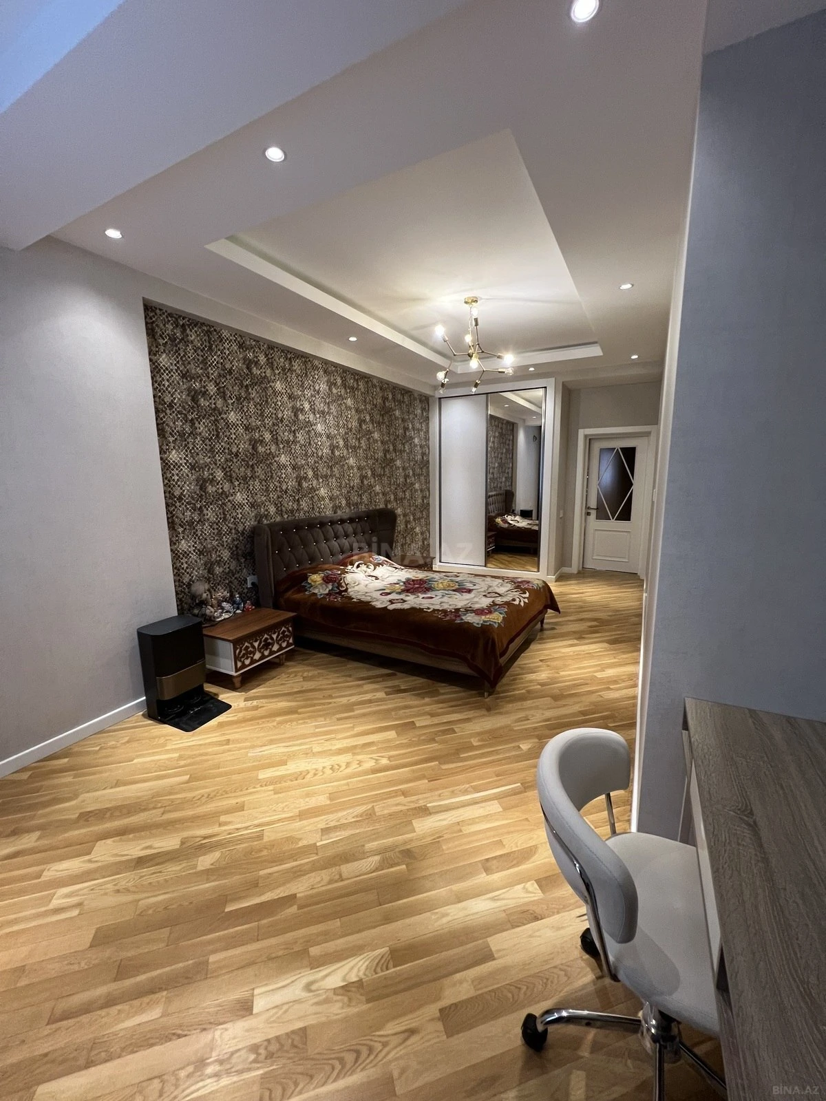 Satılır 5 otaqlı mənzil 194 m²