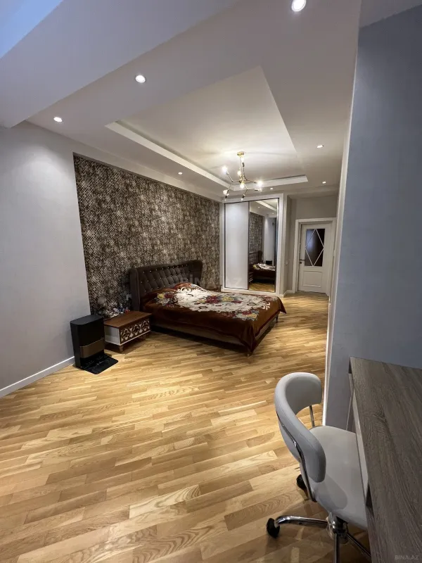 Satılır 5 otaqlı mənzil 194 m²