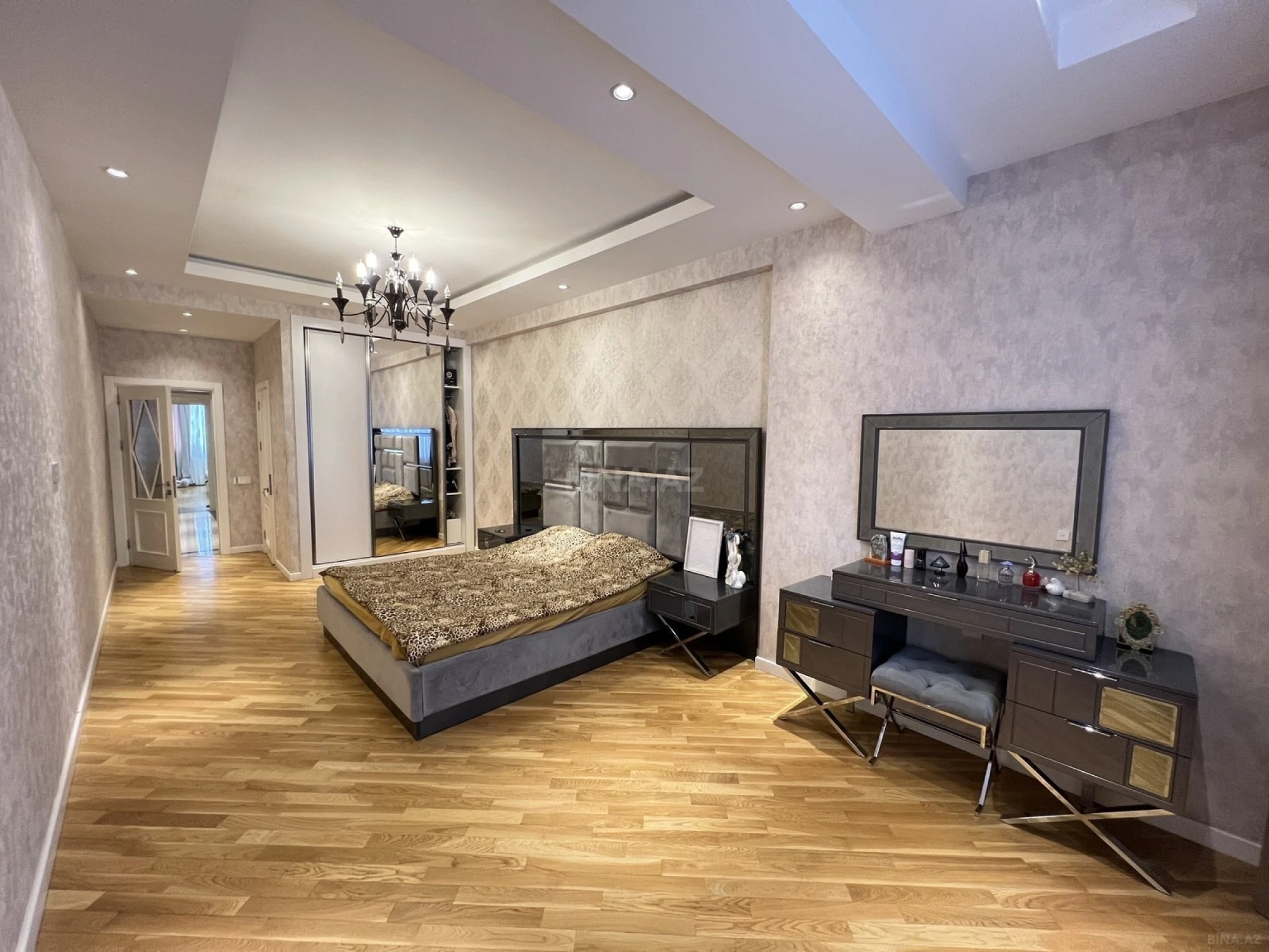 Satılır 5 otaqlı mənzil 194 m²