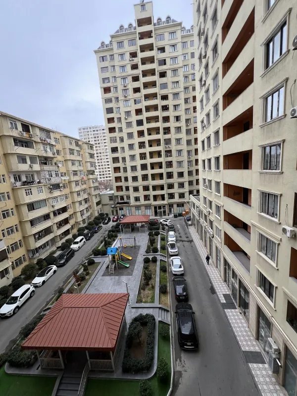 Satılır 5 otaqlı mənzil 194 m²
