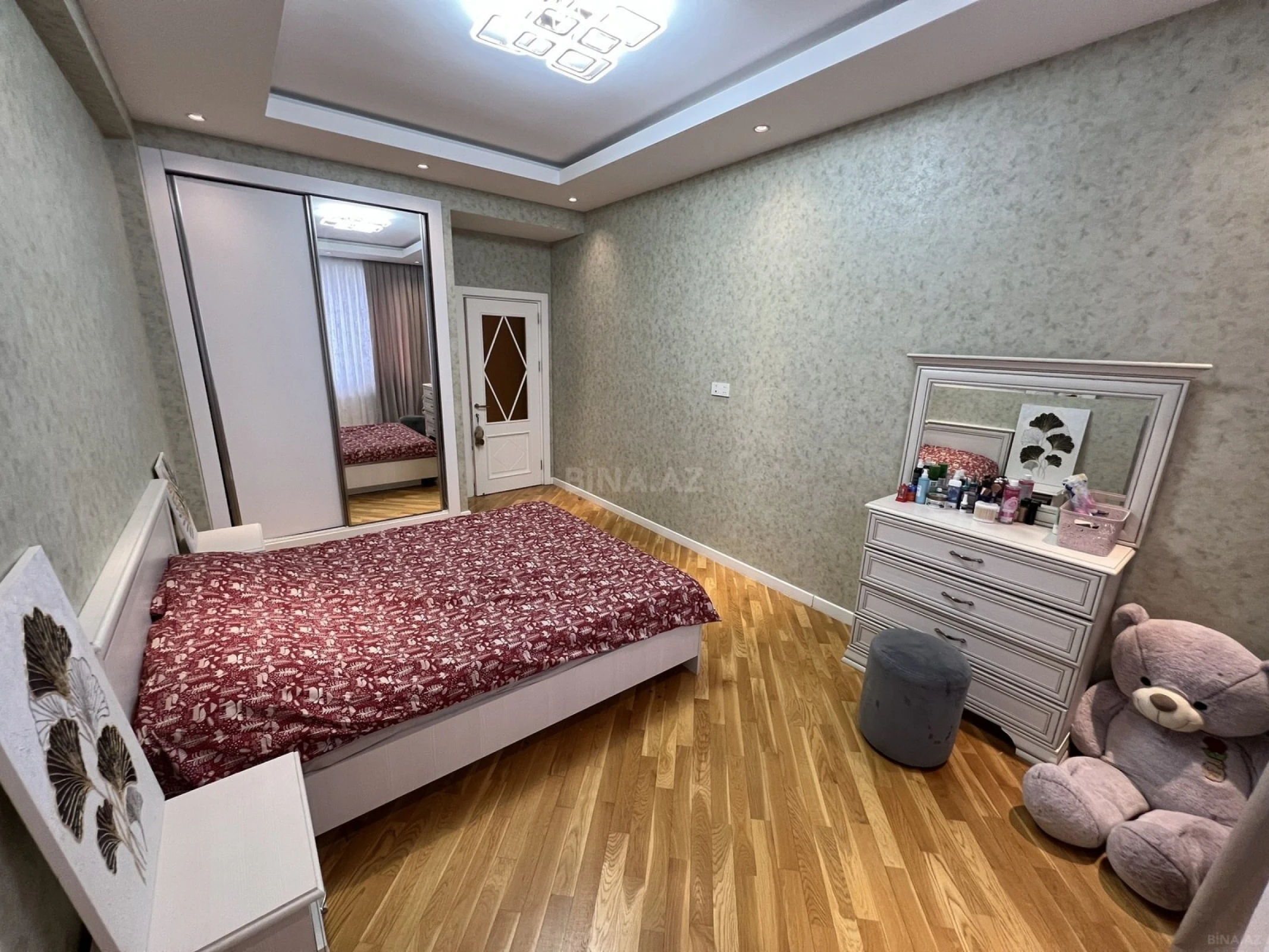 Satılır 5 otaqlı mənzil 194 m²