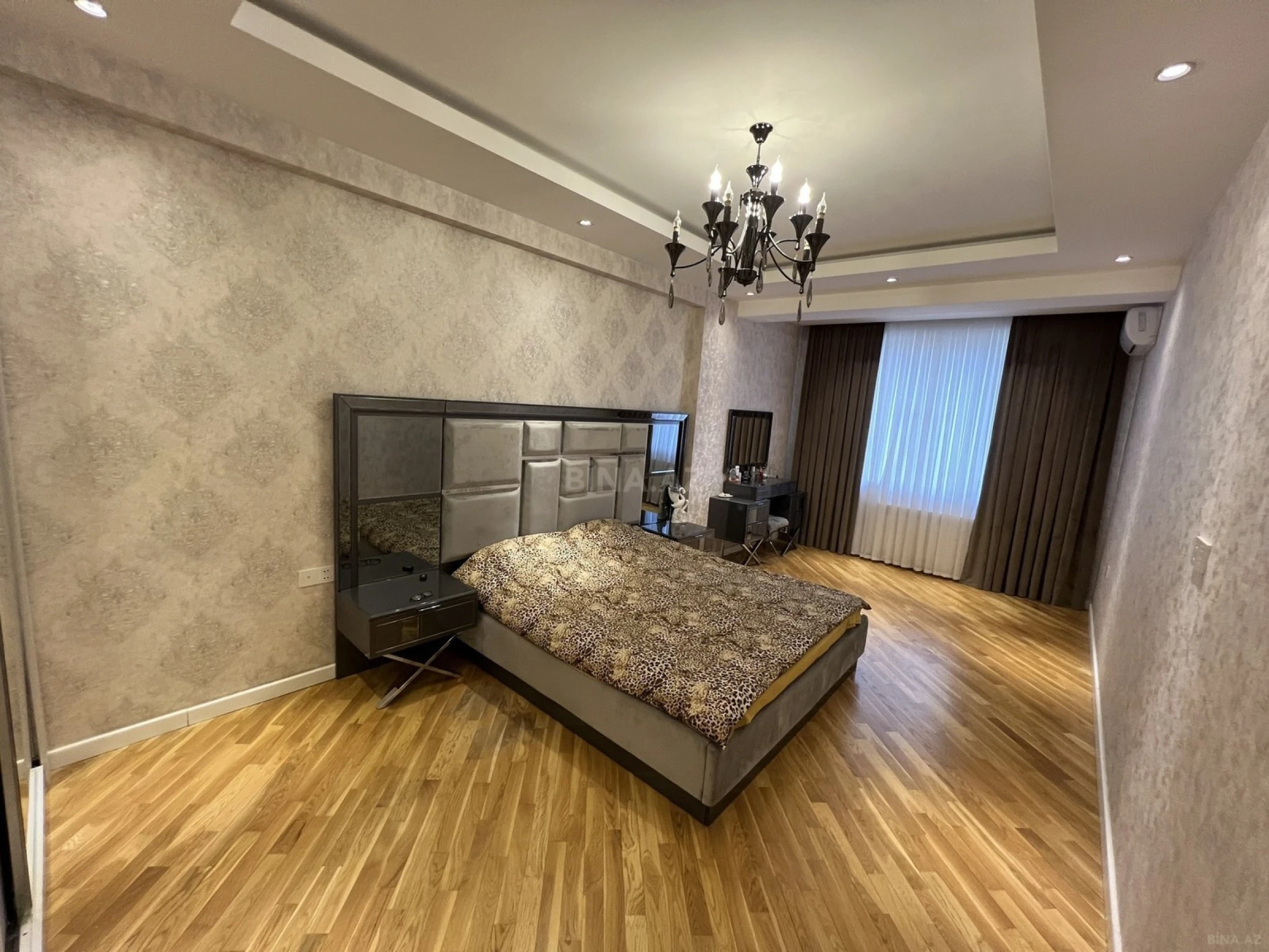 Satılır 5 otaqlı mənzil 194 m²