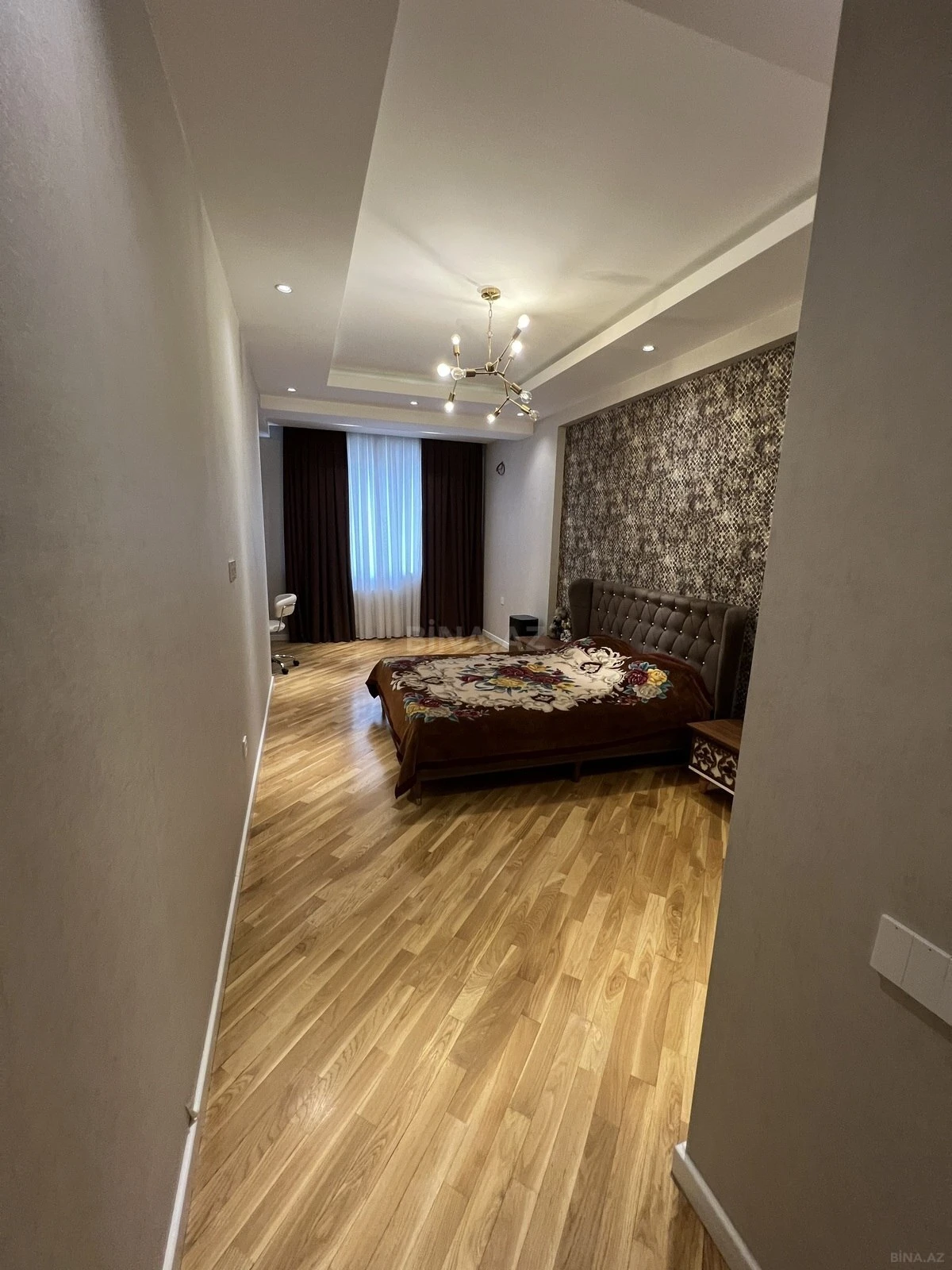 Satılır 5 otaqlı mənzil 194 m²