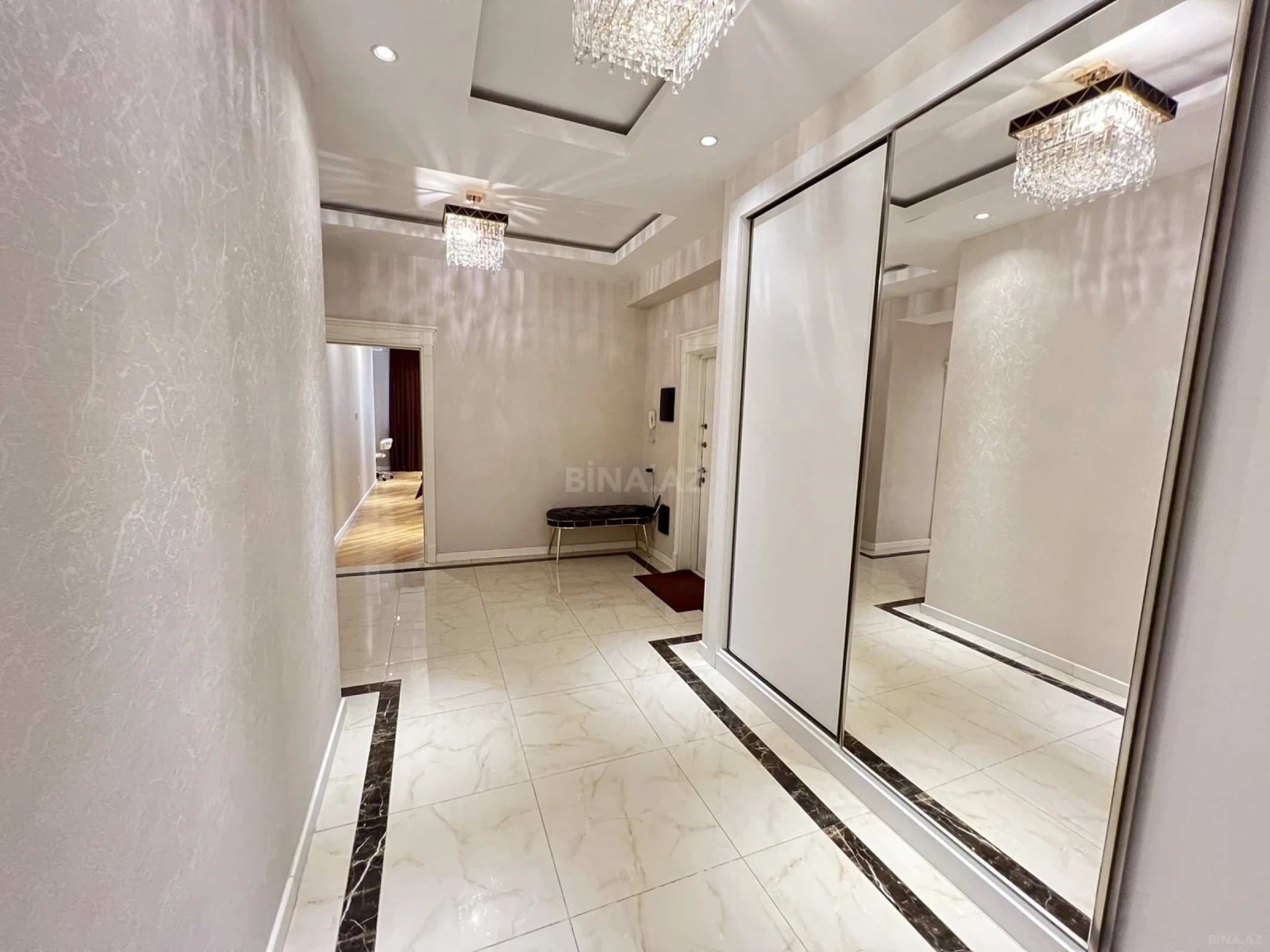 Satılır 5 otaqlı mənzil 194 m²