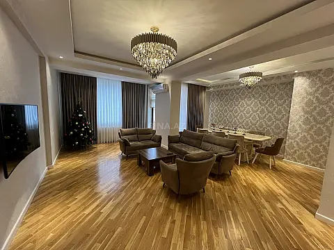 Satılır 5 otaqlı mənzil 194 m²