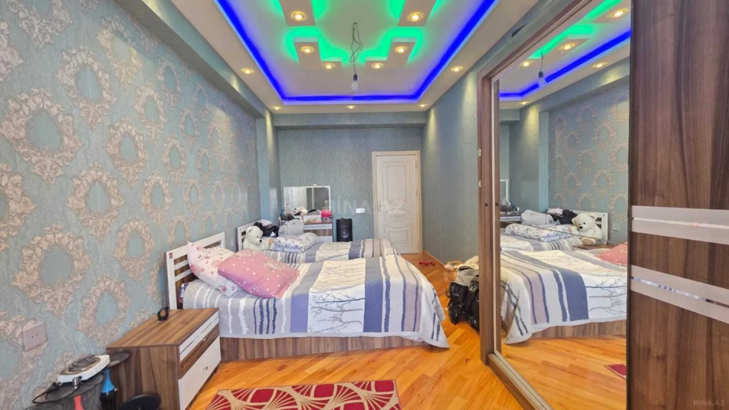 Satılır 3 otaqlı mənzil 130 m²