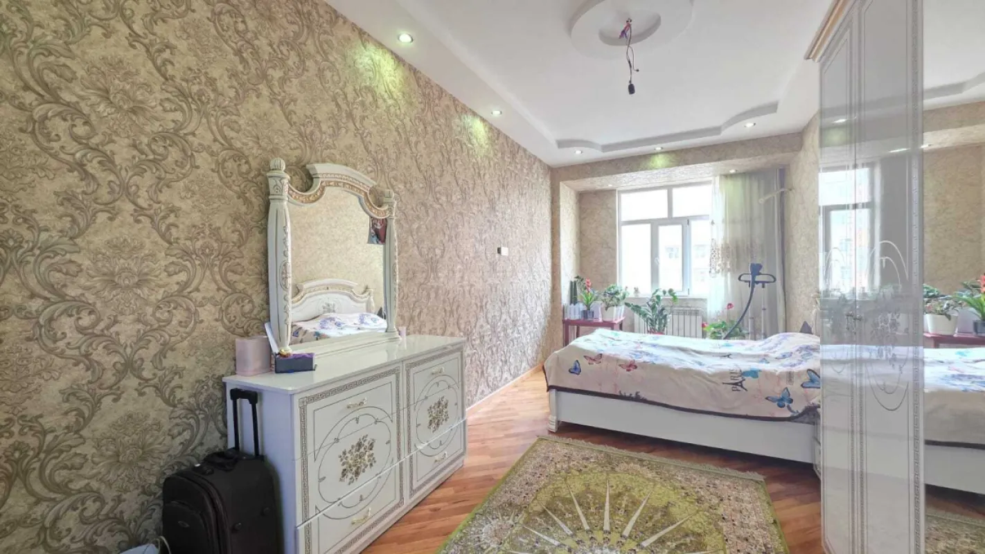 Satılır 3 otaqlı mənzil 130 m²