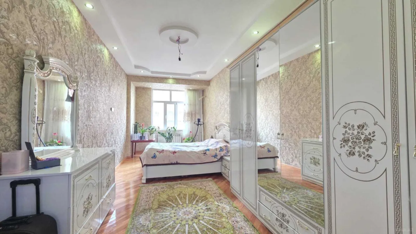 Satılır 3 otaqlı mənzil 130 m²