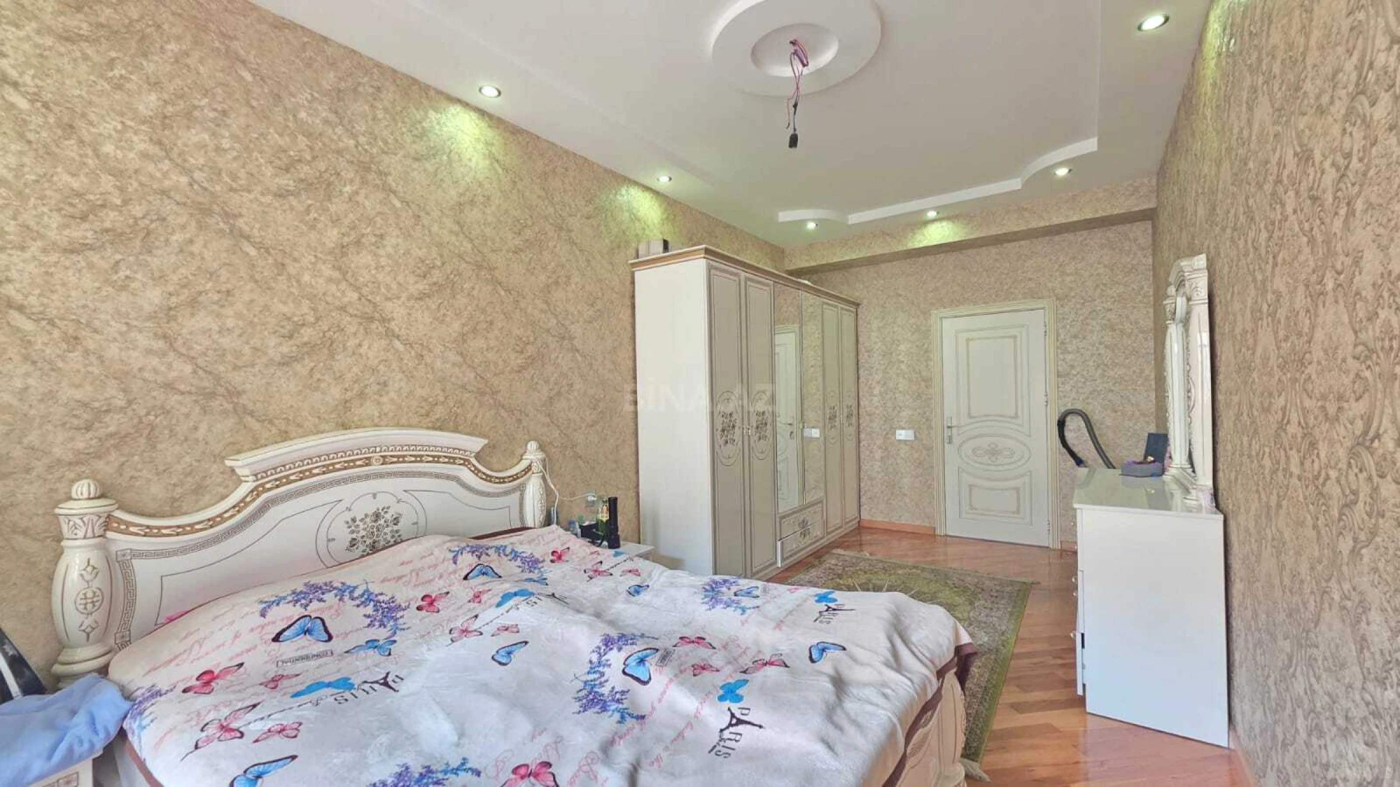 Satılır 3 otaqlı mənzil 130 m²