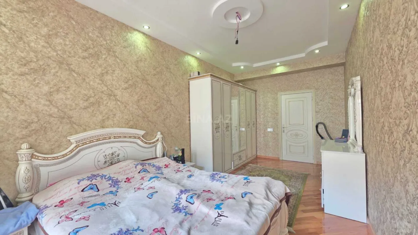 Satılır 3 otaqlı mənzil 130 m²