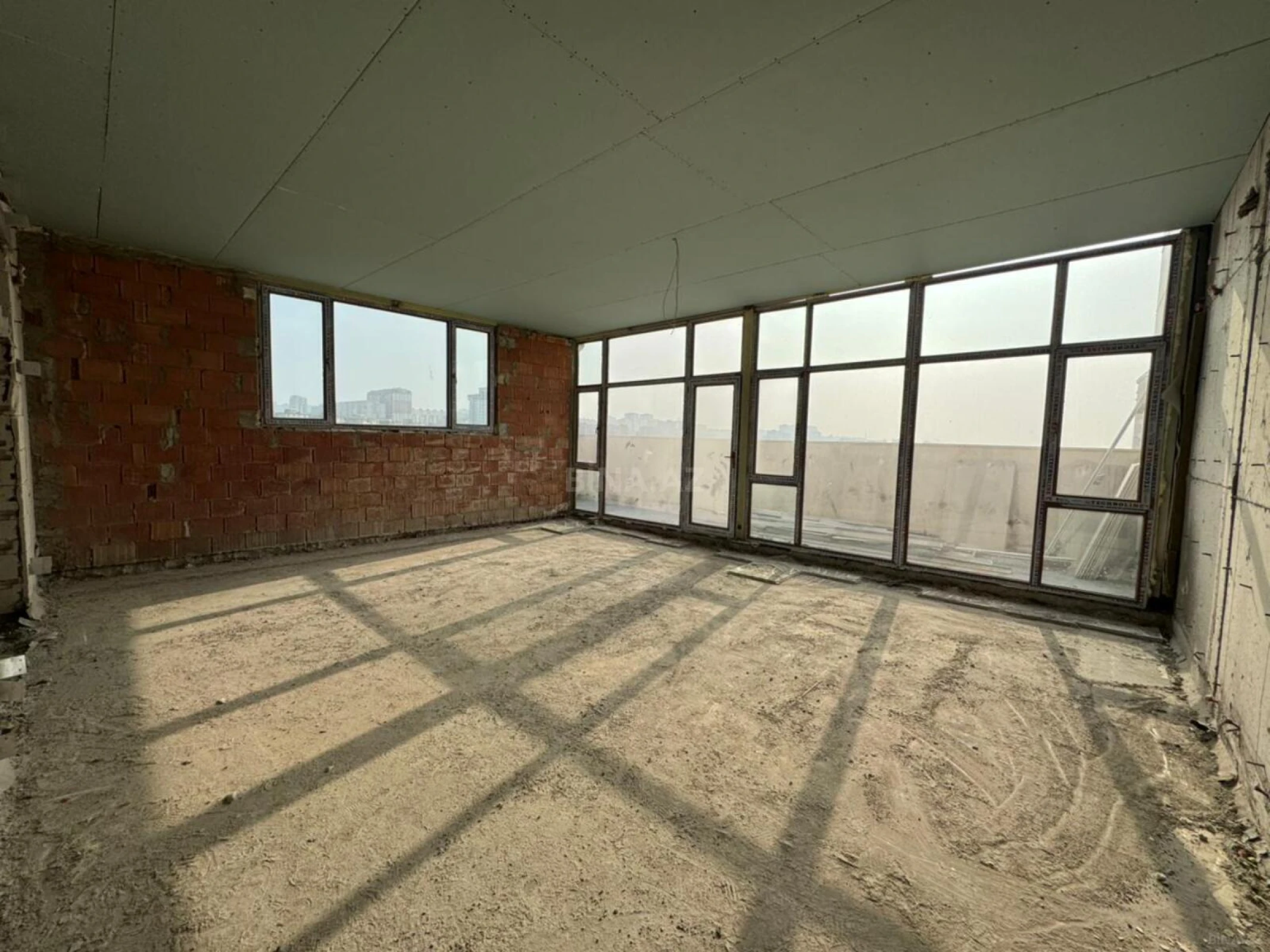 Satılır 3 otaqlı mənzil 147 m²