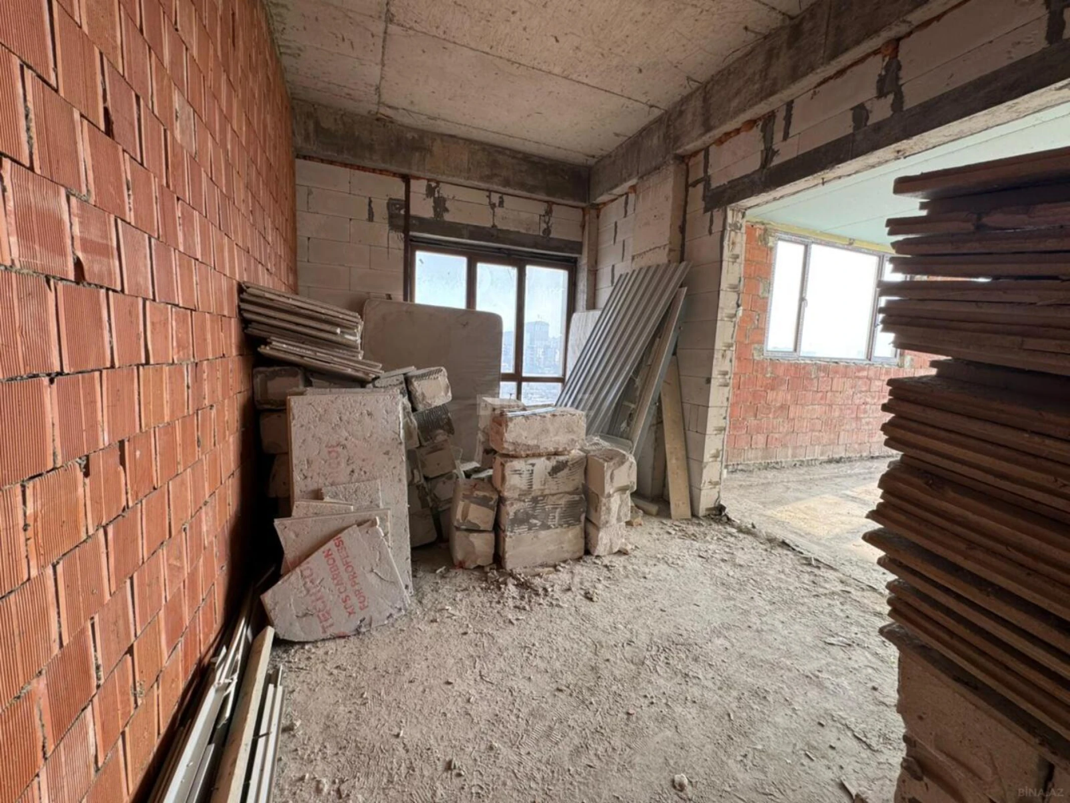 Satılır 3 otaqlı mənzil 147 m²