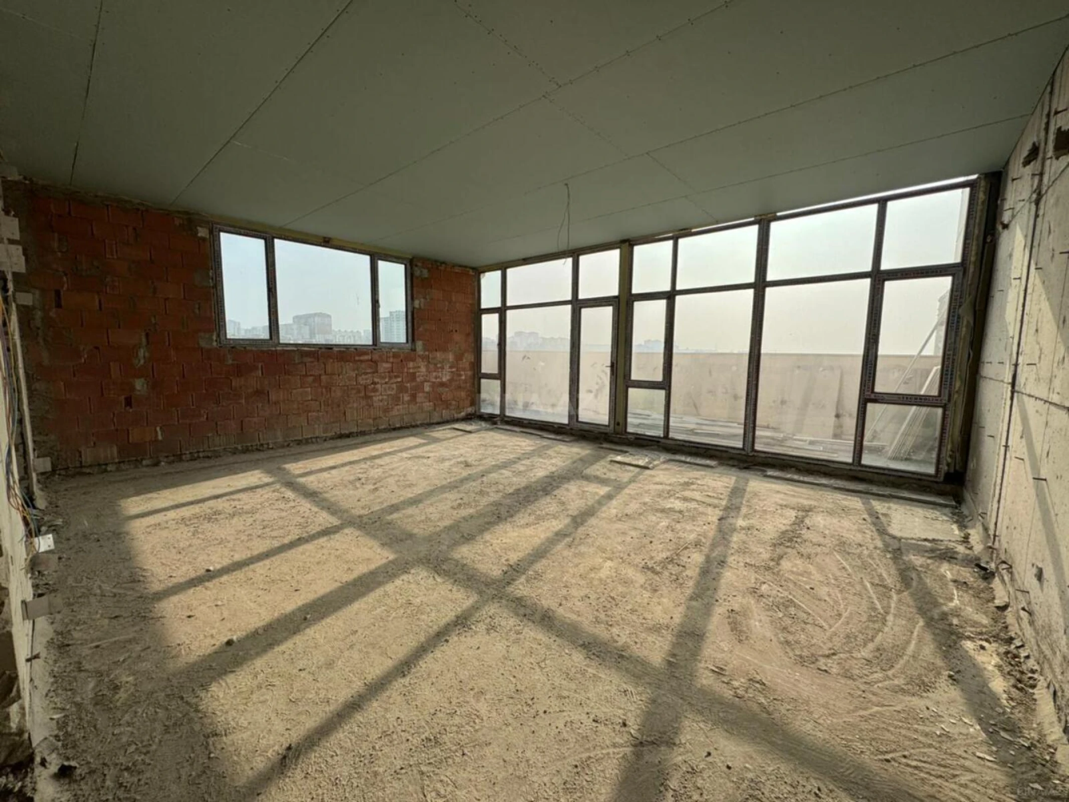 Satılır 3 otaqlı mənzil 147 m²