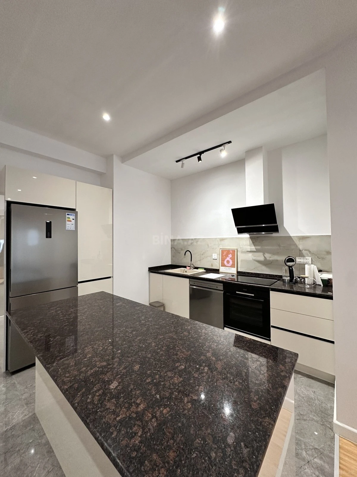 Kirayə verilir 2 otaqlı mənzil 87 m²