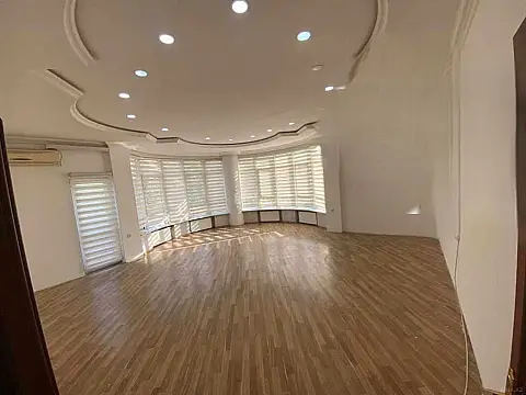 Satılır 5 otaqlı mənzil 200 m²