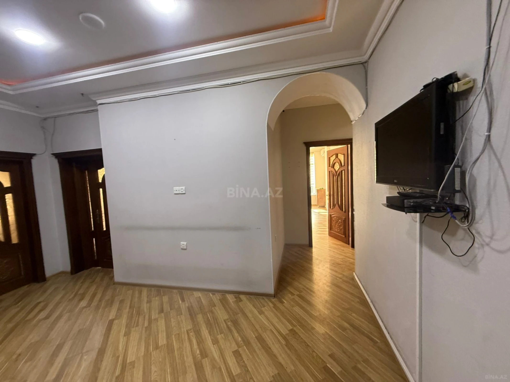Satılır 5 otaqlı mənzil 200 m²
