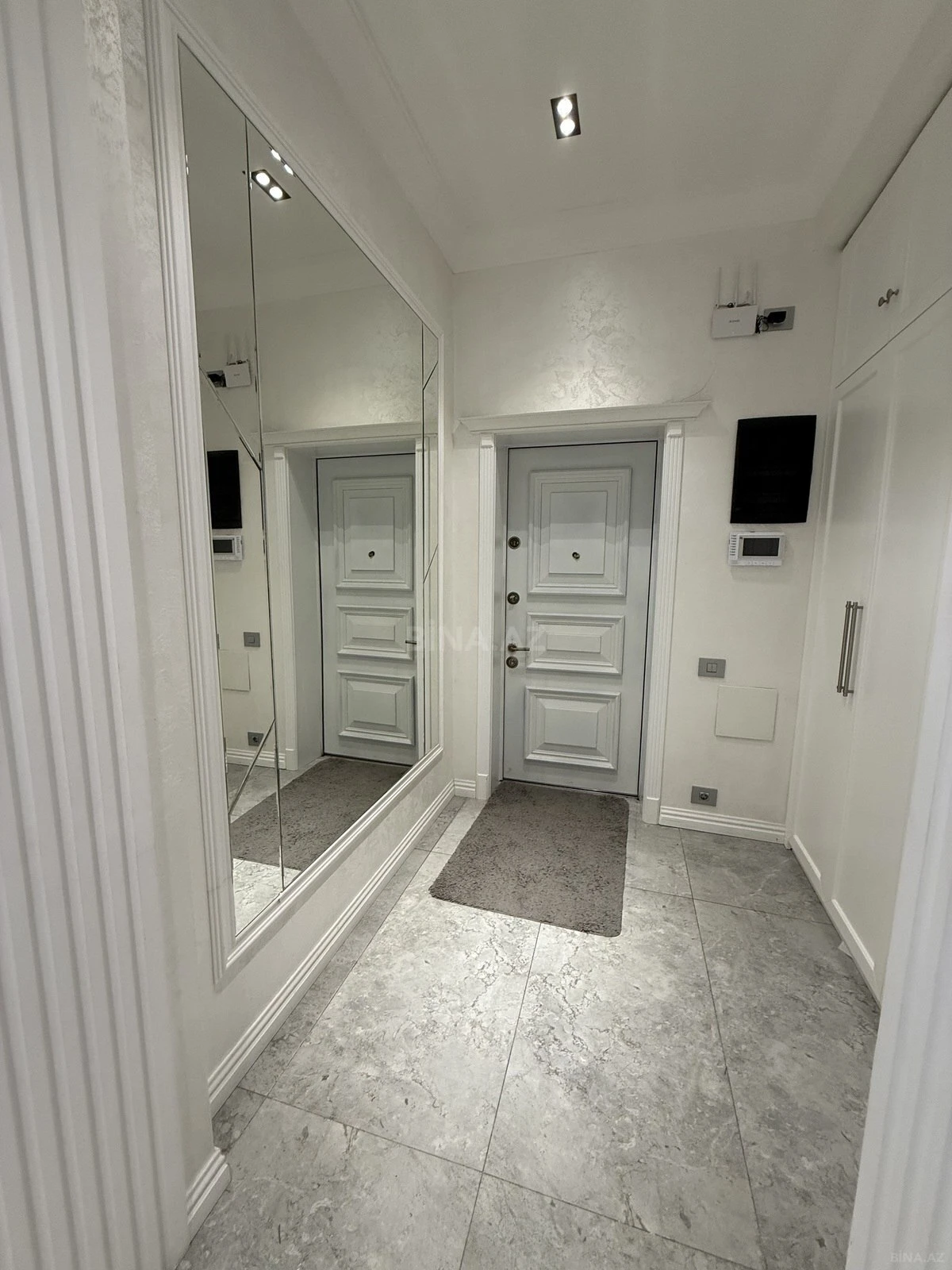 Satılır 3 otaqlı mənzil 135 m²