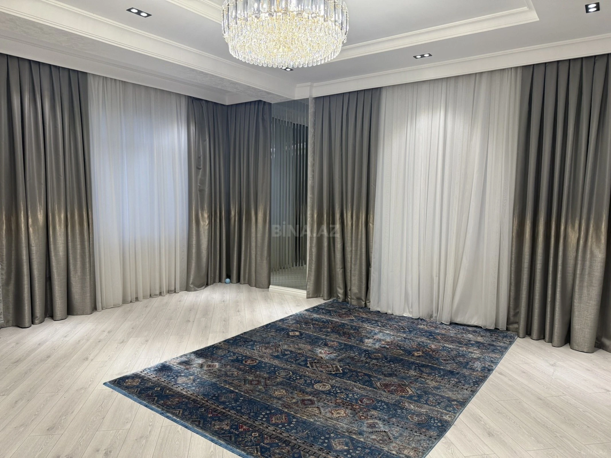 Satılır 3 otaqlı mənzil 135 m²