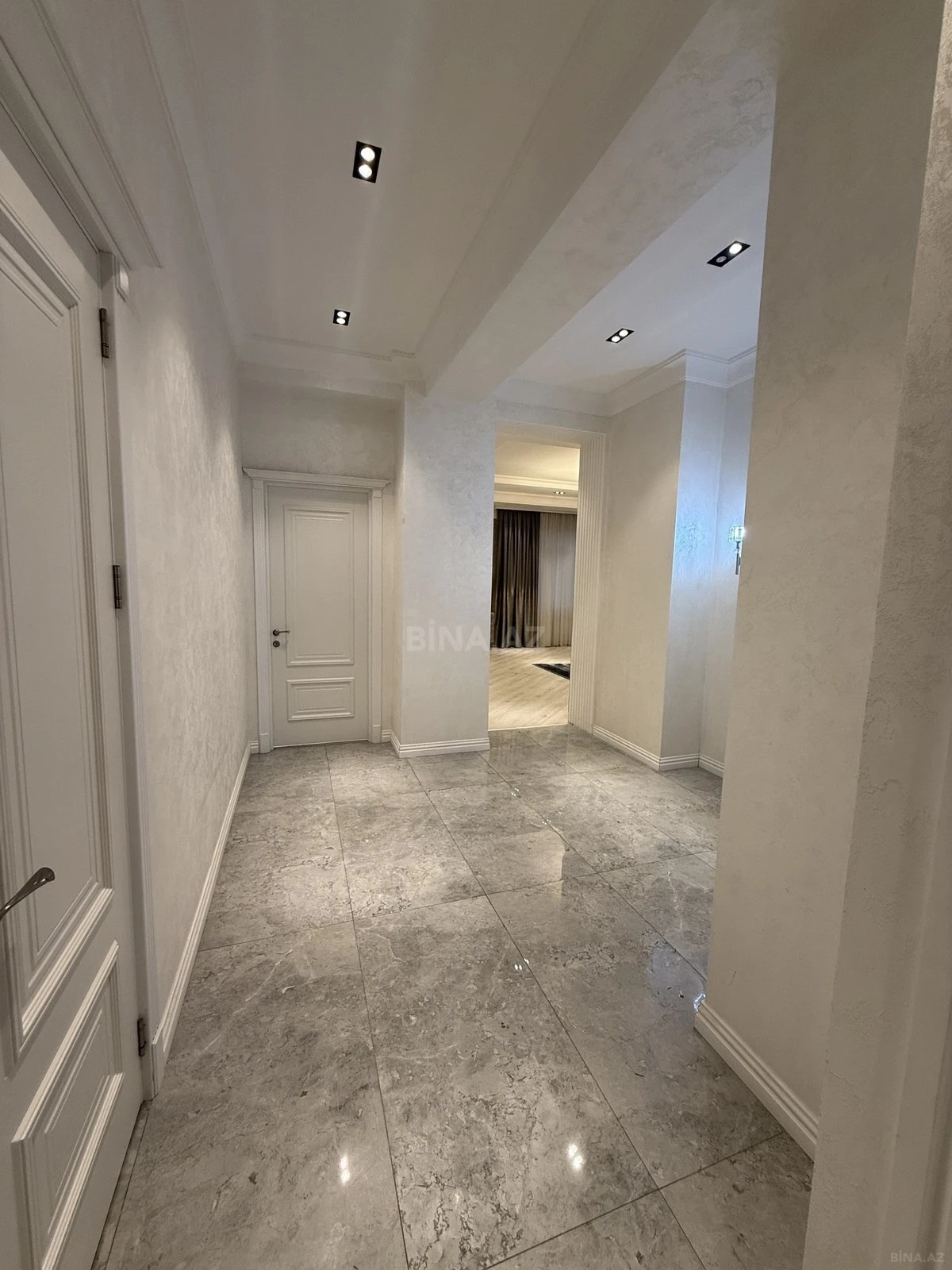 Satılır 3 otaqlı mənzil 135 m²