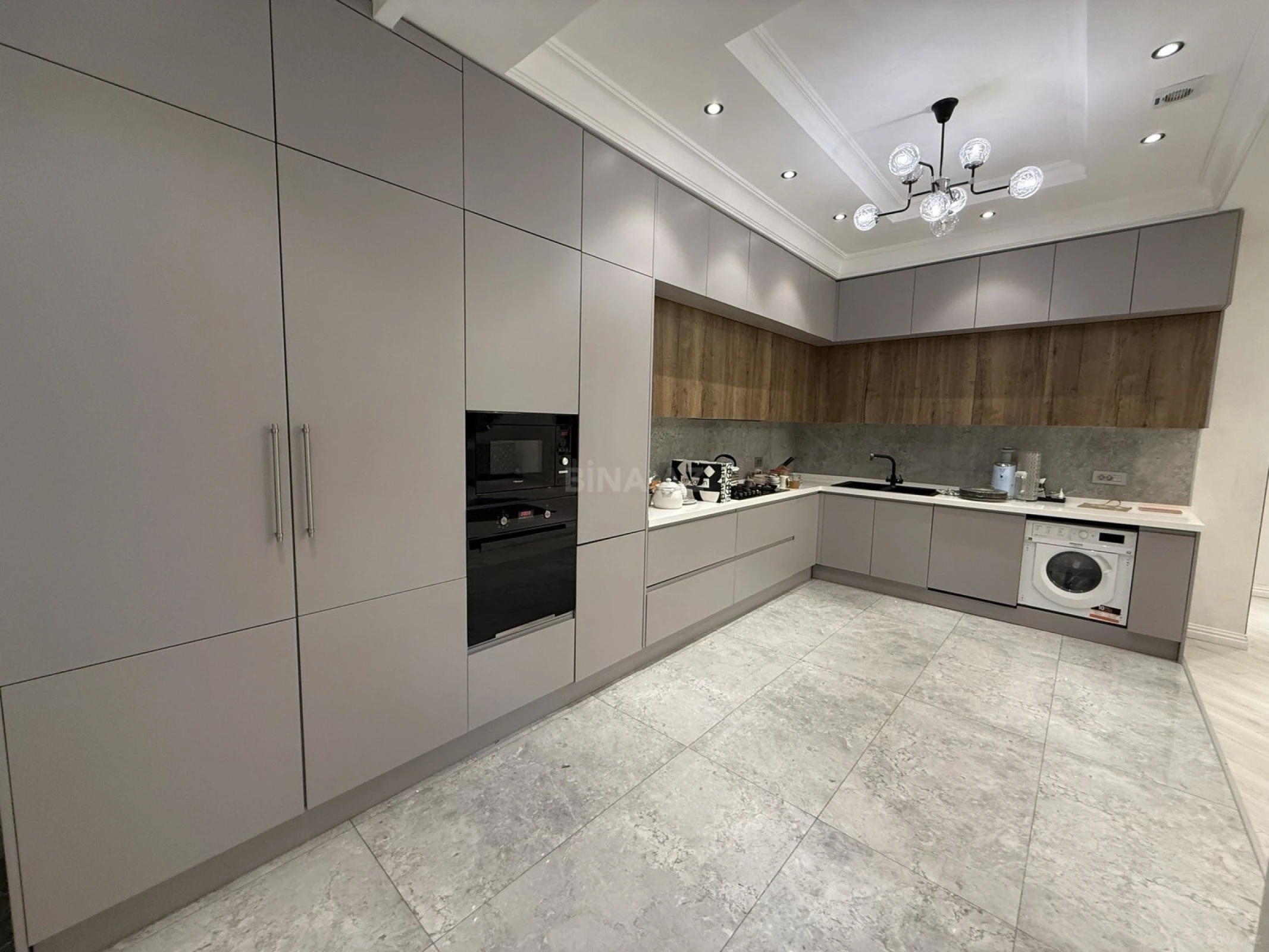 Satılır 3 otaqlı mənzil 135 m²