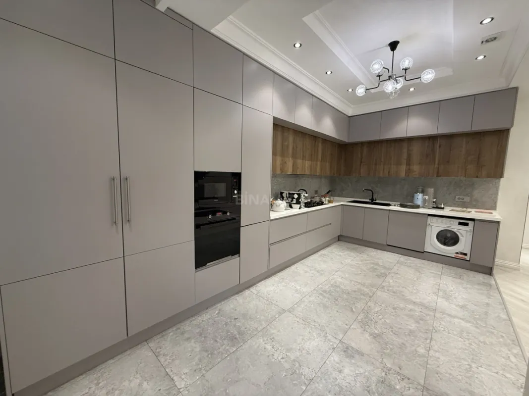 Satılır 3 otaqlı mənzil 135 m²