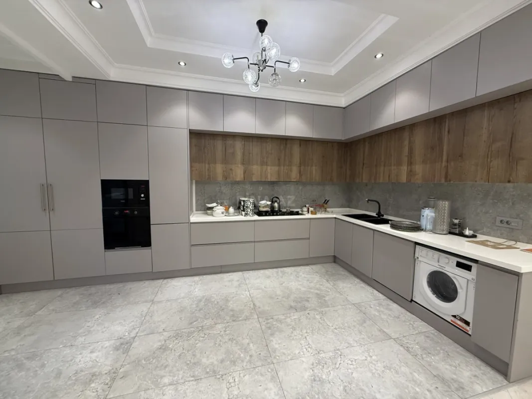 Satılır 3 otaqlı mənzil 135 m²