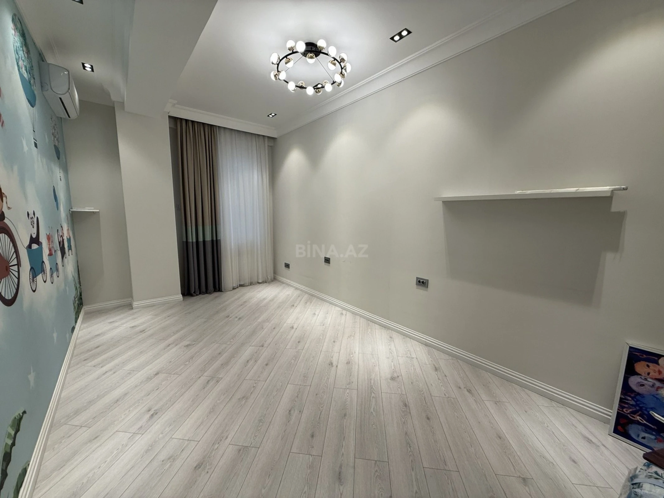 Satılır 3 otaqlı mənzil 135 m²