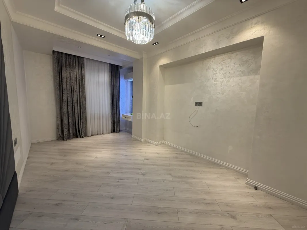 Satılır 3 otaqlı mənzil 135 m²
