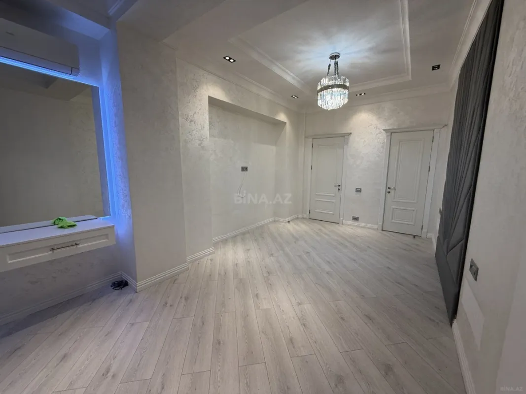 Satılır 3 otaqlı mənzil 135 m²