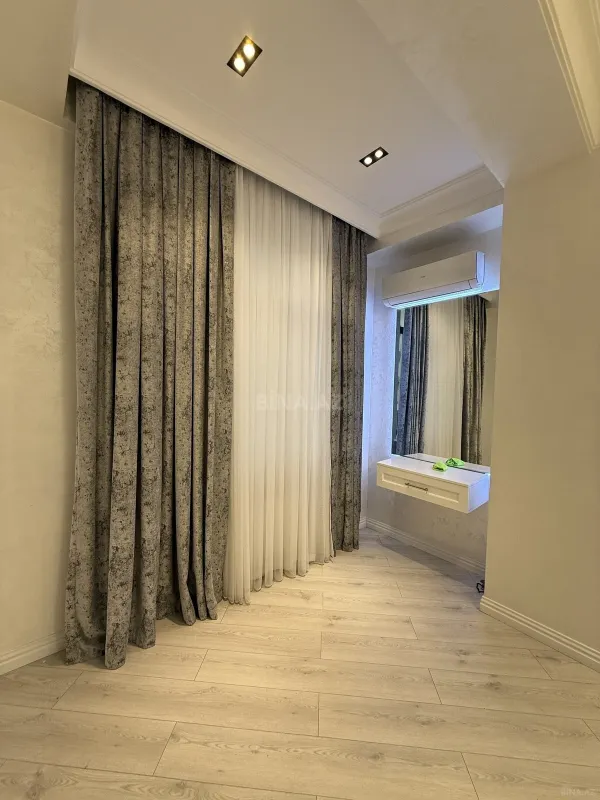Satılır 3 otaqlı mənzil 135 m²