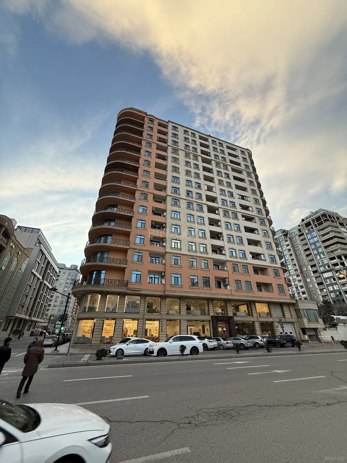 Satılır 3 otaqlı mənzil 135 m²