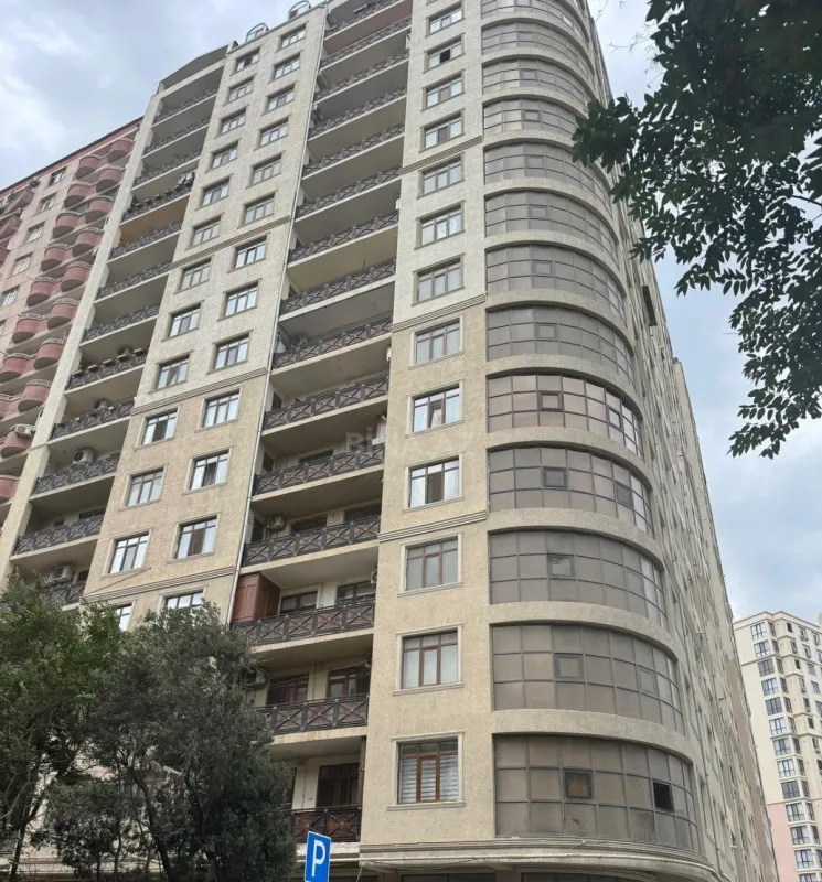 Satılır 3 otaqlı mənzil 177 m²