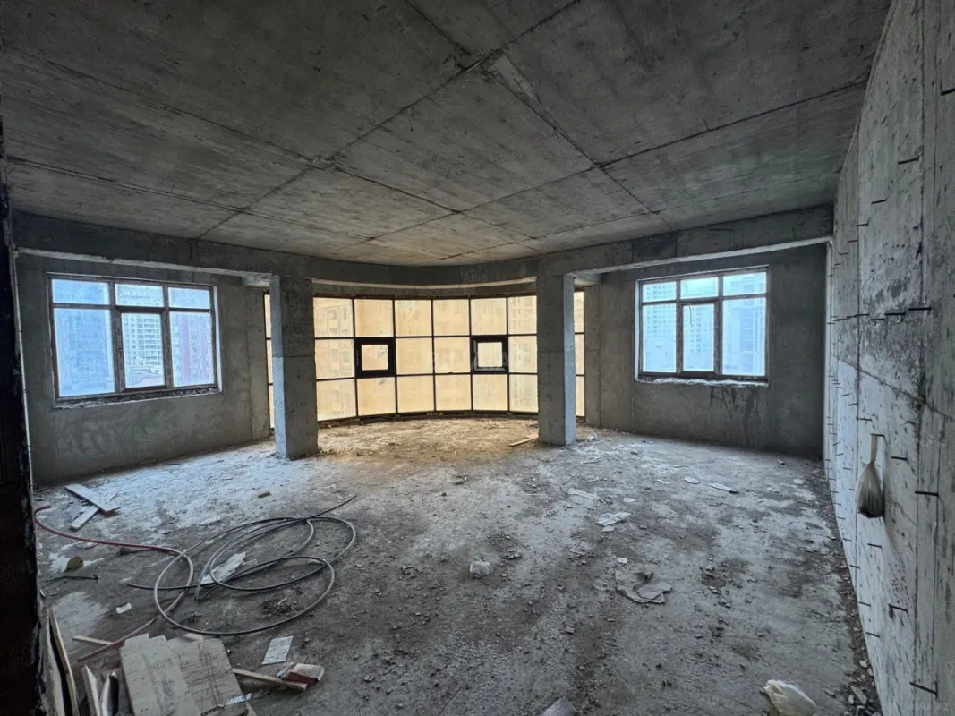 Satılır 3 otaqlı mənzil 177 m²