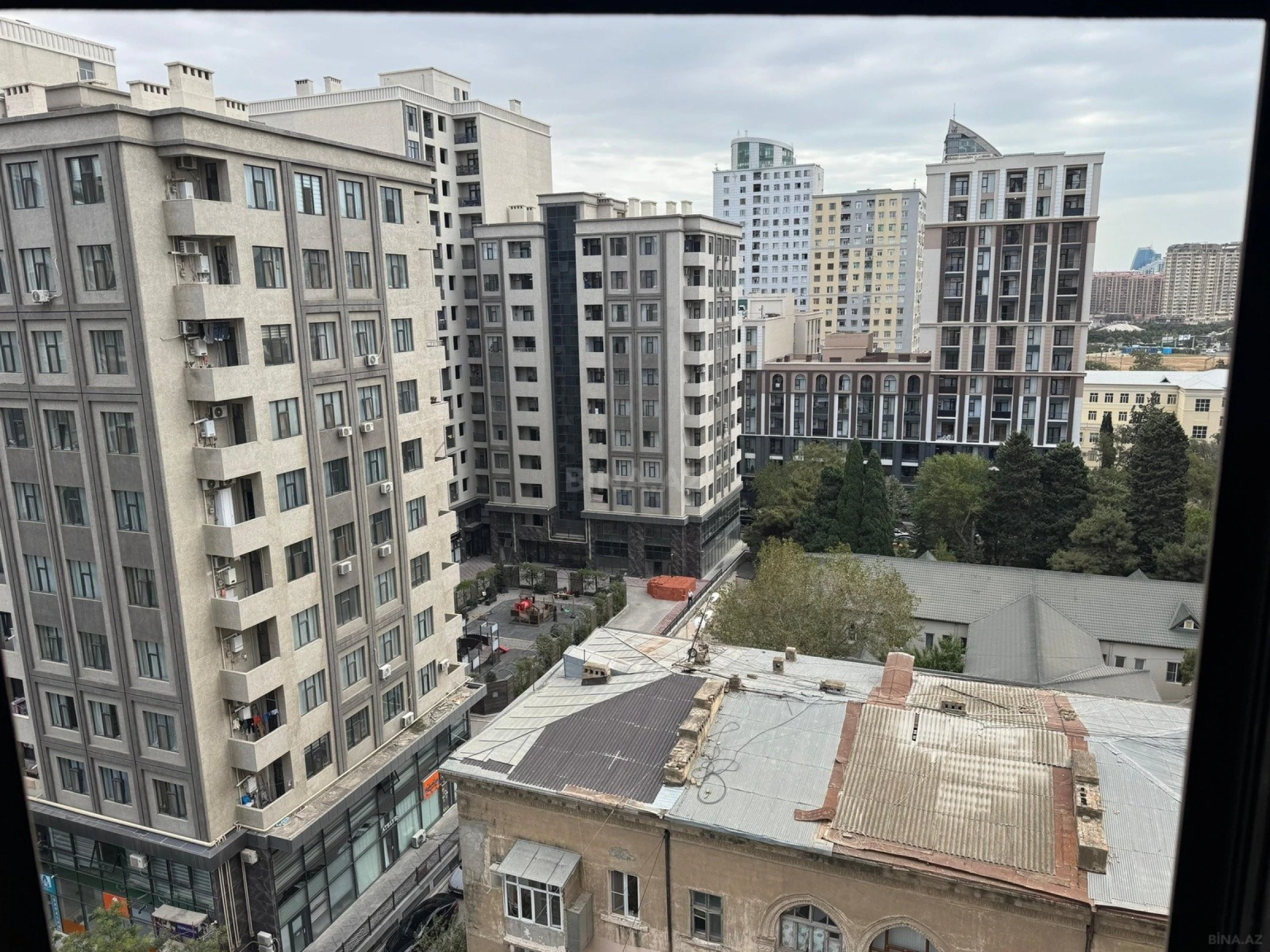 Satılır 3 otaqlı mənzil 177 m²