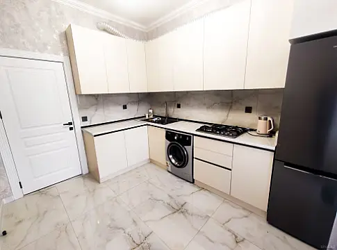 Kirayə verilir 2 otaqlı mənzil 85 m²