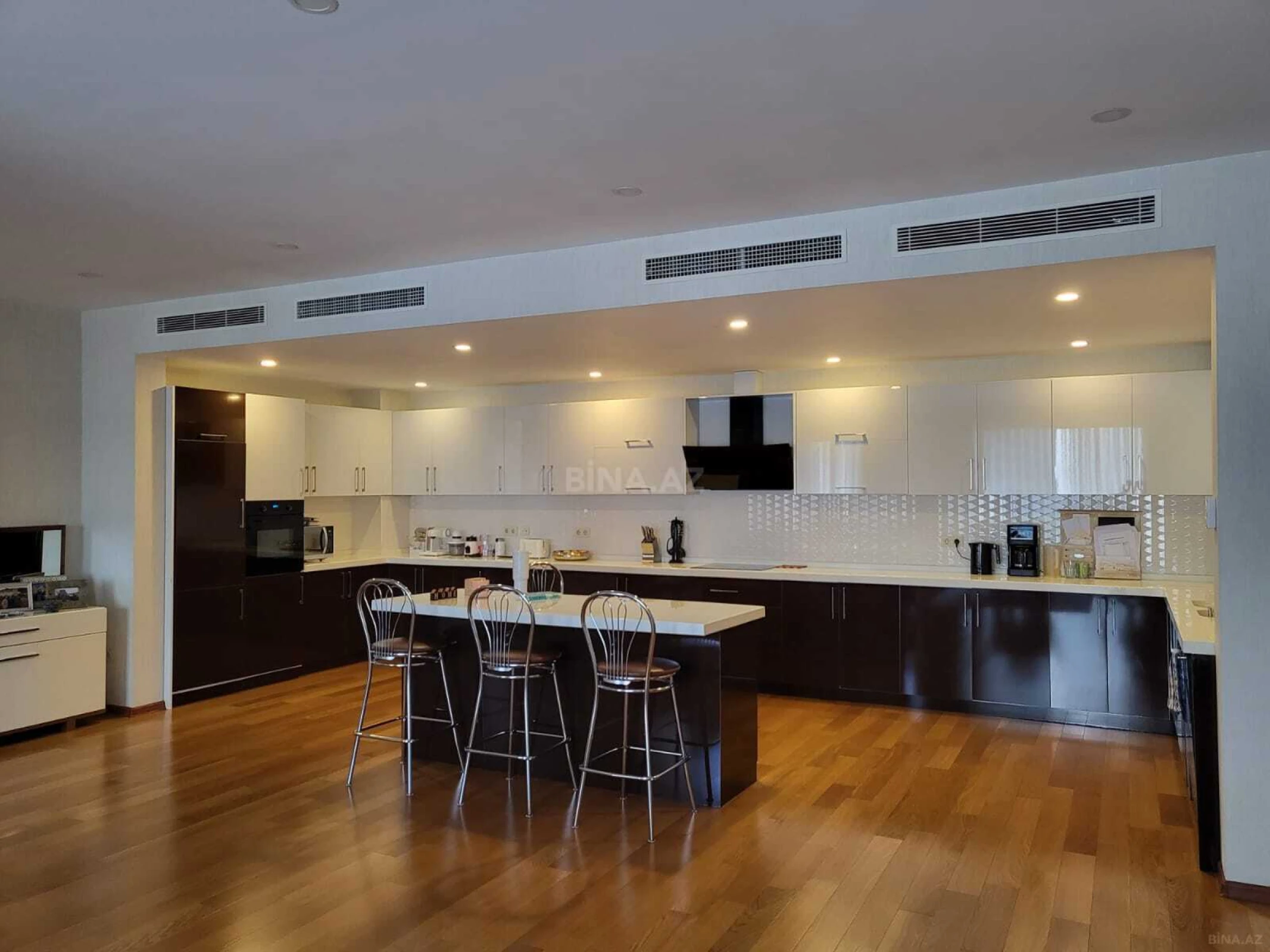 Kirayə verilir 4 otaqlı mənzil 222 m²