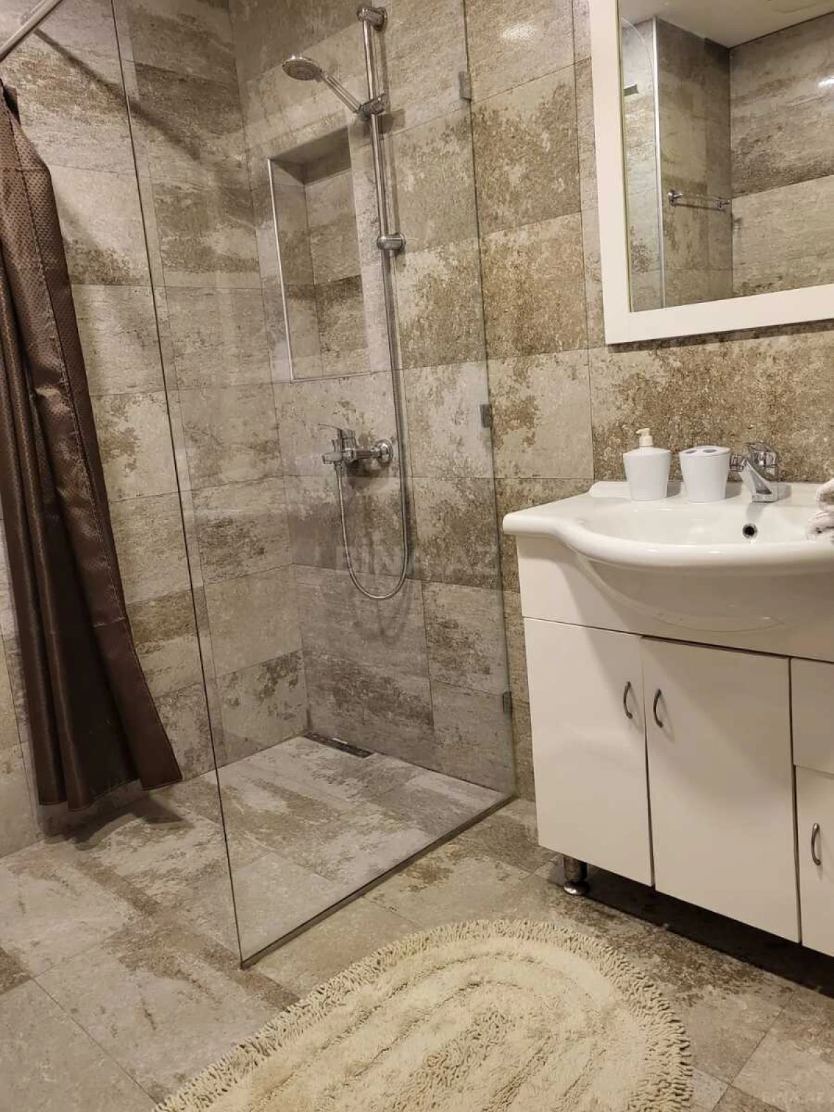 Kirayə verilir 4 otaqlı mənzil 222 m²