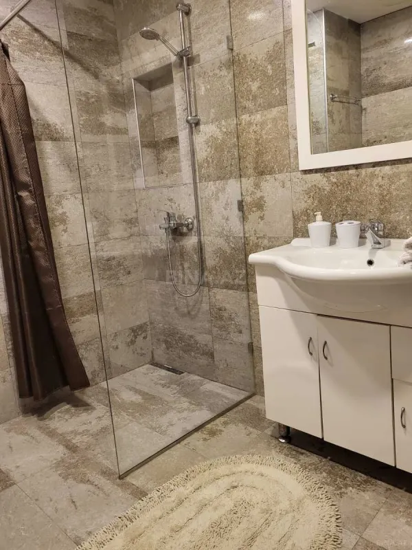 Kirayə verilir 4 otaqlı mənzil 222 m²